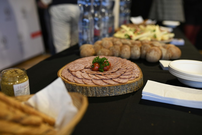 Les participants à la cérémonie ont pu déguster les produits primés samedi (photo: Neuchâtel Vins et Terroir).