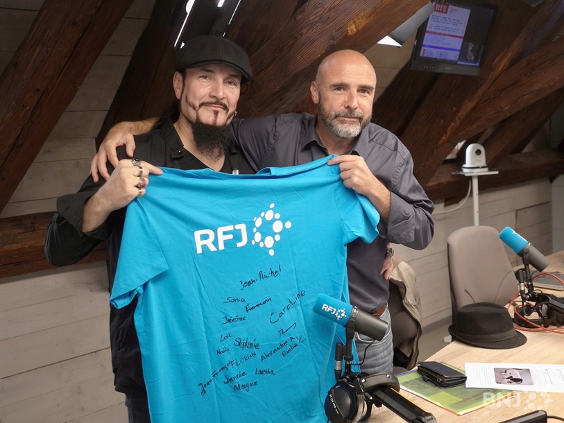 Kiki Crétin et Ian Hennin avec le T-shirt signé des collaborateurs RFJ