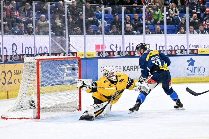 Tim Wolf a eu beau se démultiplier pour sa première titularisation, mais il n'a rien pu faire pour sauver le HC Ajoie à Ambri. (Photo : KEYSTONE/Ti-Press/Andrea Branca)
