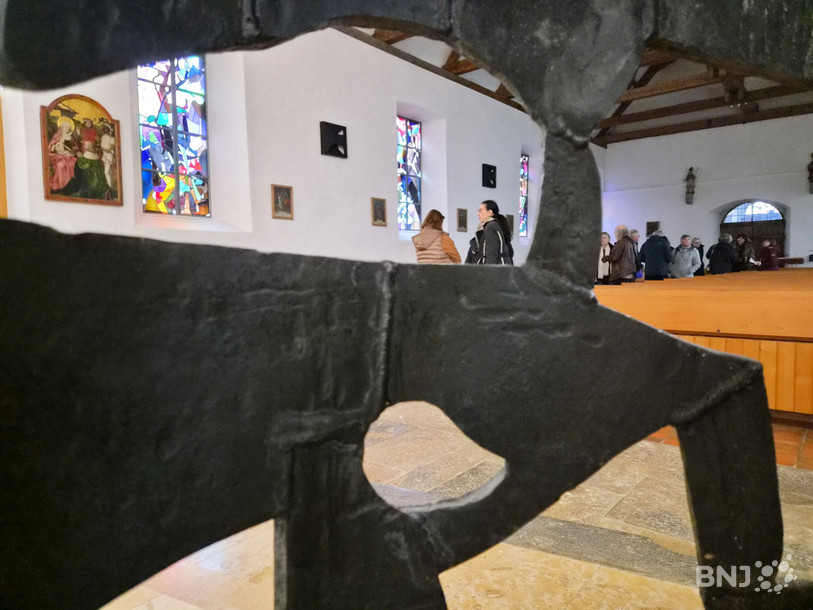 Dans l’église de Lajoux, Coghuf a réalisé les huit vitraux et dessiné l’ambon (au premier plan), réalisé ensuite par un forgeron du village.