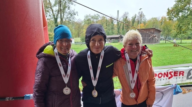Julia Fatton, au centre, a été sacrée championne de Suisse des 48 heures de course à pied. (Photo : Christian Fatton)