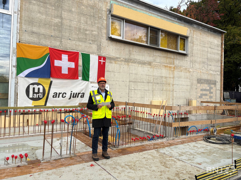 Le conseiller communal de Laténa Laurent Amez-Droz a lancé la cérémonie de pose de la première pierre du CSUM2, lundi matin à Marin. 