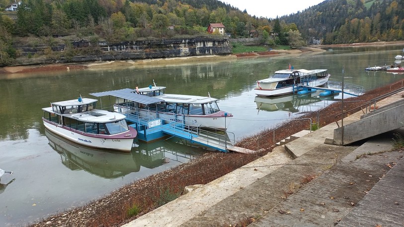 Le lac des Brenets a retrouvé son aspect d'origine, à quelques mètres en-dessous de son niveau habituel.