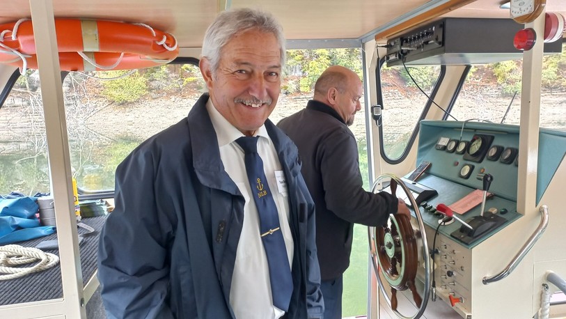 Yvan Durig, directeur de la société de navigation sur le lac des Brenets, et Jean-Christophe Decocker à la barre, ont pu reprendre du service ce lundi matin.