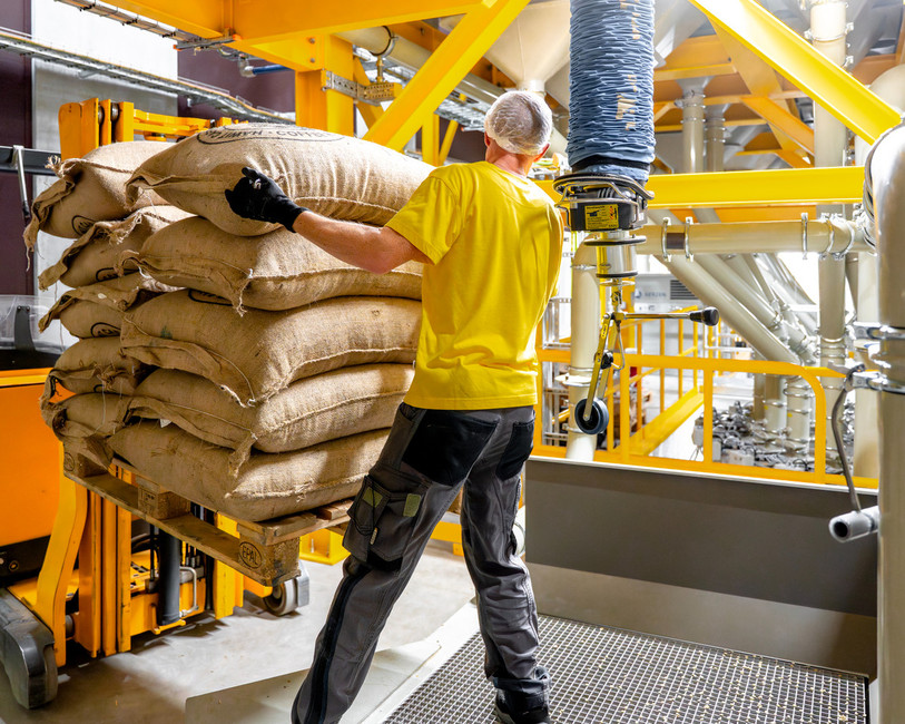L'arrivée des sacs de café vert dans le nouveau bâtiment de la Semeuse (photo : Léo Duperrex, la Semeuse). 