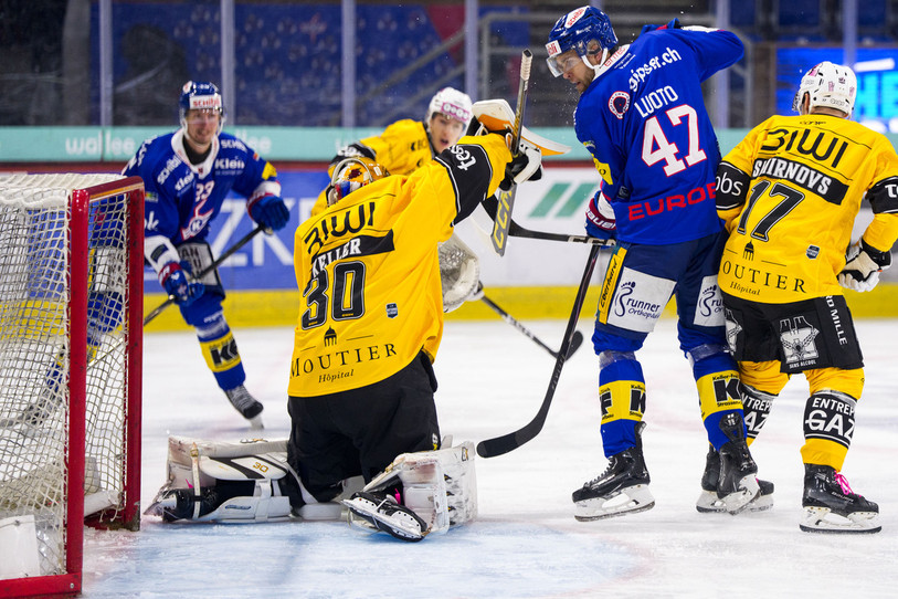 Antoine Keller a eu du travail face à l’offensive de Kloten ce mardi. (Photo : Keystone/Patrick Krämer)