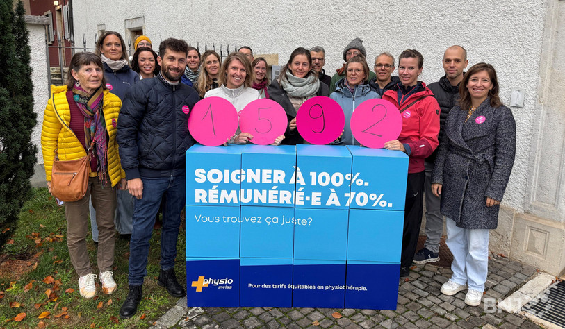 Une vingtaine de physiothérapeutes ont remis la pétition mercredi matin en marge de la séance du Parlement jurassien.