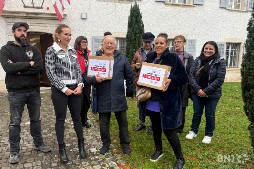 Le président de l’Union syndicale jurassienne, Dominique Hausser (au centre) a remis ce mercredi les 2'145 signatures recueillies pour l’initiative « Salaire minimum jurassien : pour vivre, pas pour survivre ».