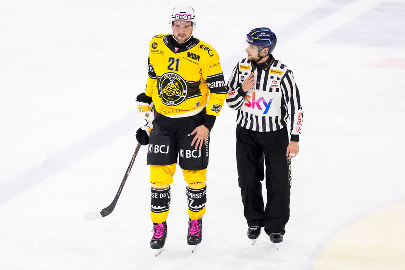 Logan Brown est raccompagné aux vestiaires mardi soir à Kloten. Il passera le prochain match du HC Ajoie en tribune. (Photo : KEYSTONE/Patrick B. Kraemer).