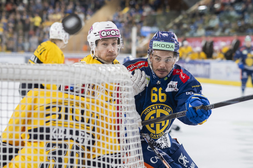 Valentin Nussbaumer (en bleu, ici face au HC Ajoie) va passer la trêve internationale de novembre en Finlande avec l'équipe de Suisse. (Photo : KEYSTONE/Gian Ehrenzeller).