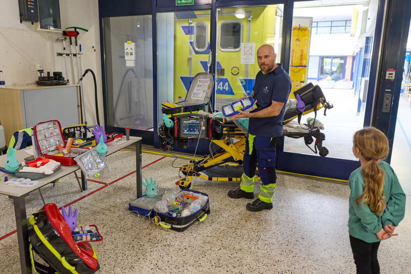 Image d'un ambulancier qui présente son métier