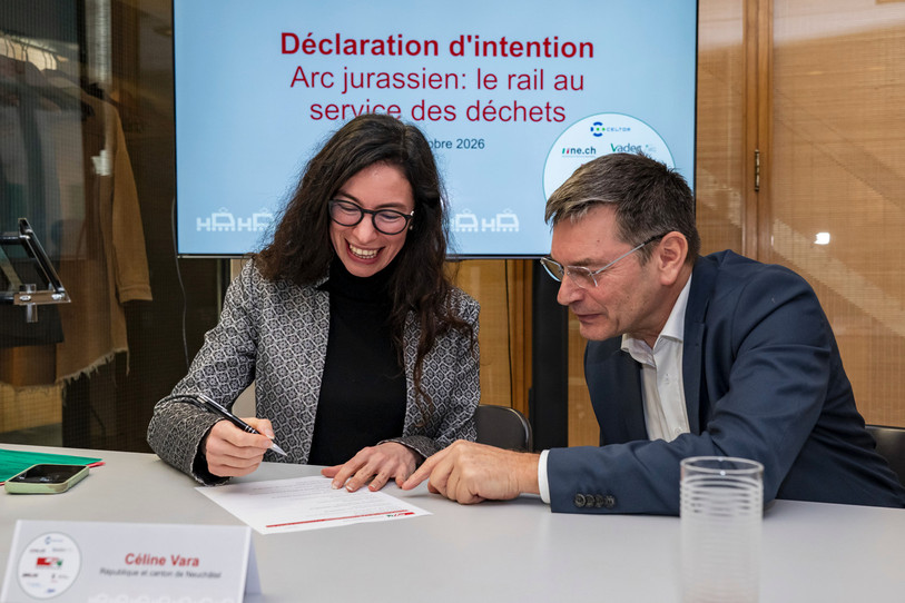 Céline Vara, à gauche, Conseillère d'Etat du Canton de Neuchâtel, et Jean-Paul Lachat, à droite, Ministre du Canton du Jura, signent la déclaration d'intention sur le transport de déchets dans l'Arc jurassien. (Photo : KEYSTONE/Jean-Christophe Bott).
