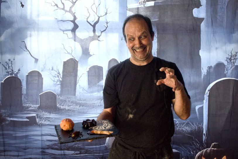 Nicolas Chapuis présente son Café Gourmand pour Halloween.