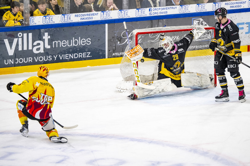 Noah Patenaude veut s'inscrire sur le long terme dans la cage du HC Ajoie (ici ce vendredi soir face à Berne). (Photo : KEYSTONE/Jean-Christophe Bott).