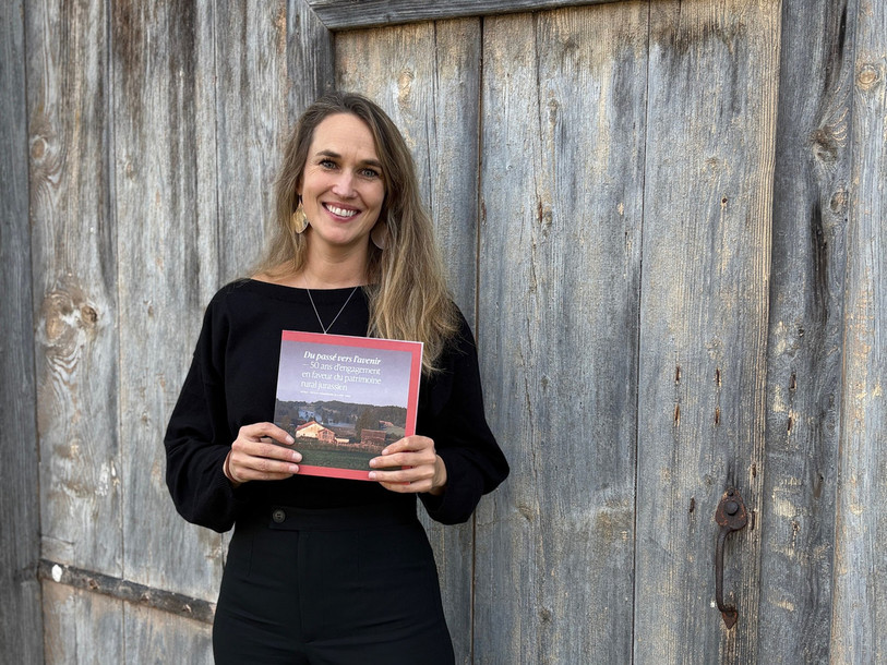 Nathalie Zürcher tient en mains l'édition spéciale de la revue L'Hôtâ éditée pour les 50 ans de l'ASPRUJ. (Photo : Nathalie Zürcher)