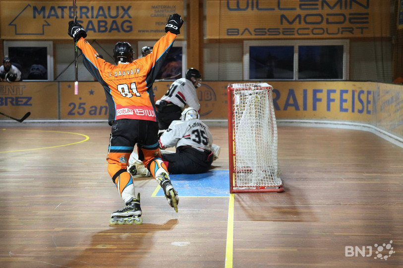 Yvan Sauvain célèbre la victoire du SHC Rossemaison devant le portier du SHC Buix Tom Cramatte. (Photo : Pauline Chavanne)