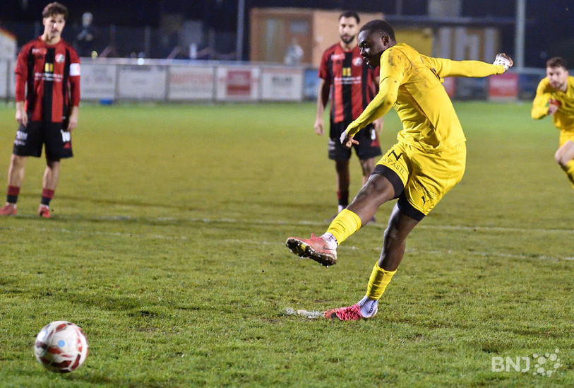 Nathan Kisisa donne l'avantage au FC Bassecourt en transformant son pénalty. (Photo : Georges Henz)