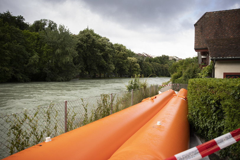 Des digues ont été installées pour prévenir les inondations dans le quartier d'Altenberg à Berne. (Photo: KEYSTONE/Peter Klaunzer)