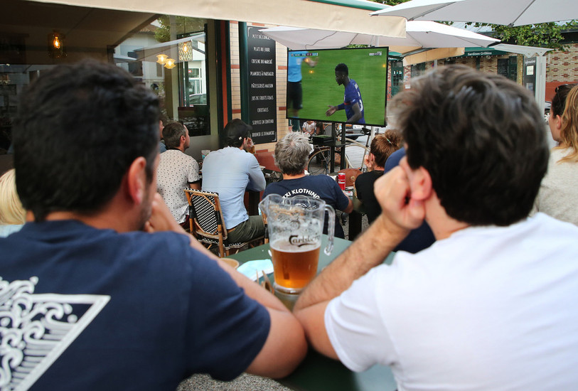 Les terrasses ont souvent fait le plein pendant l'Euro (photo : illustration, AP/Bob Edme).