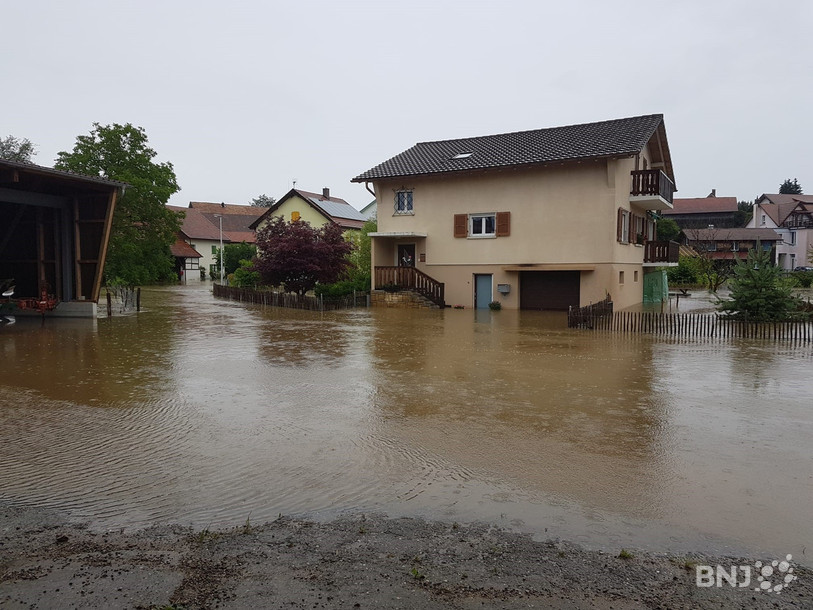 L'eau submerge déjà une partie de la porte de garage de la maison de Françoise.