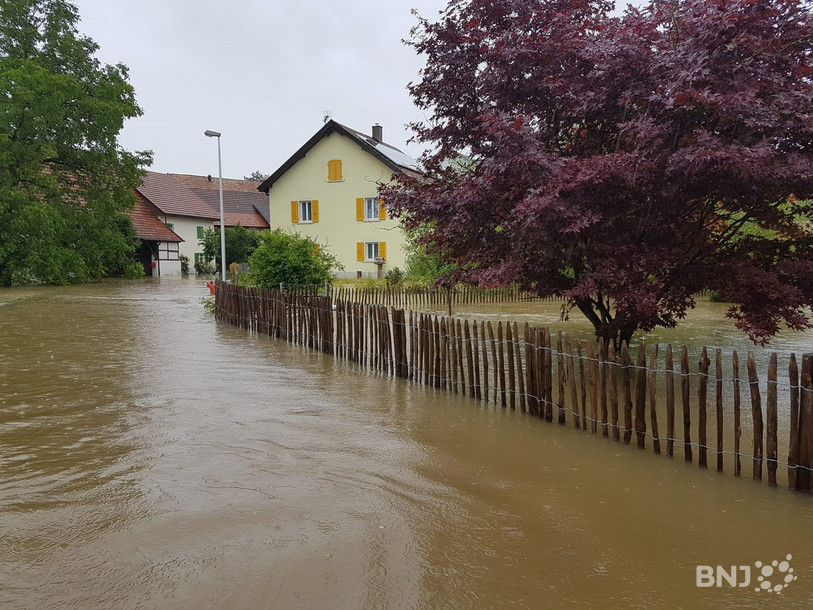 Une rue totalement envahie par les eaux.