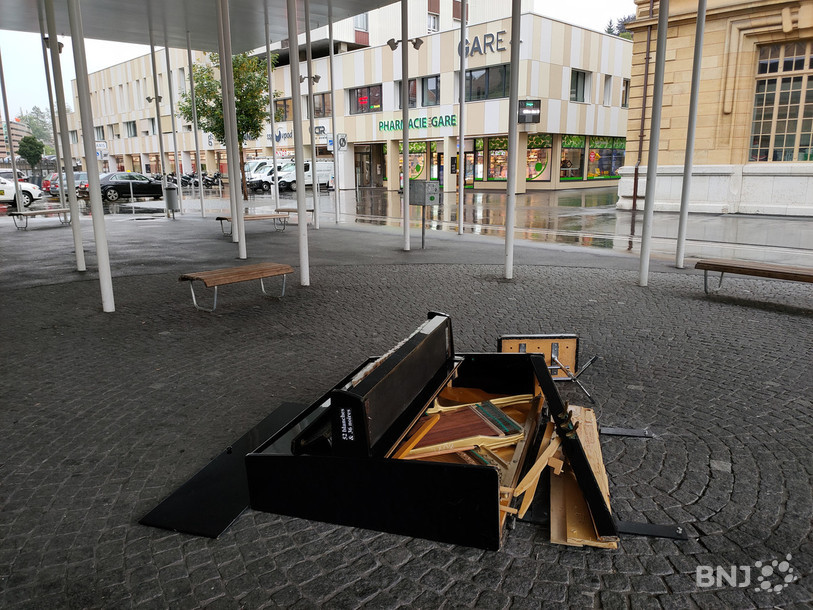 Le piano en libre-service sur le parvis de la gare de La Chaux-de-Fonds a été saccagé pendant la nuit.
