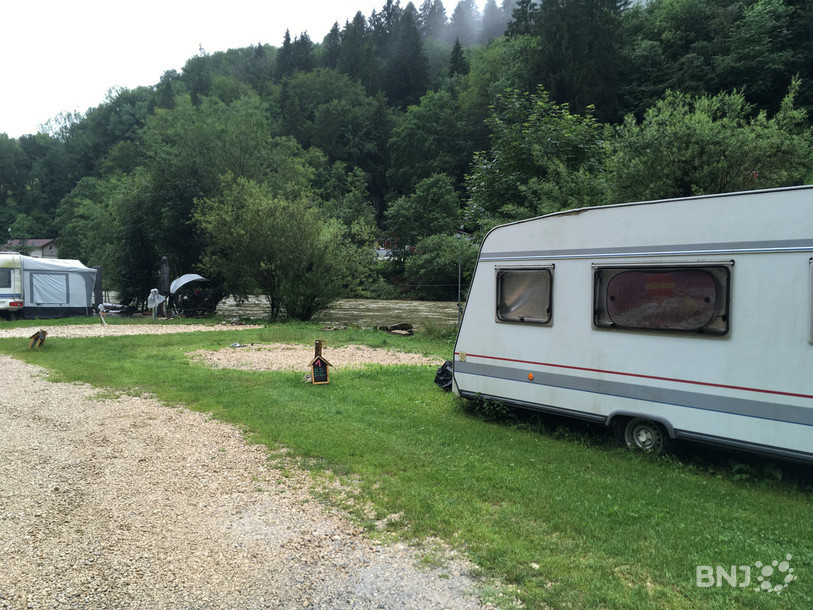 Les caravanes ont pu rester au camping de Goumois, mais leurs occupants ont dû migrer vers les hauteurs du village, face à la montée du niveau du Doubs.