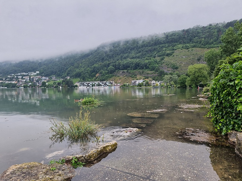Les rives du lac débordaient ce mercredi matin à Bienne. (Photo : KEYSTONE / Stéphane Hofman).
