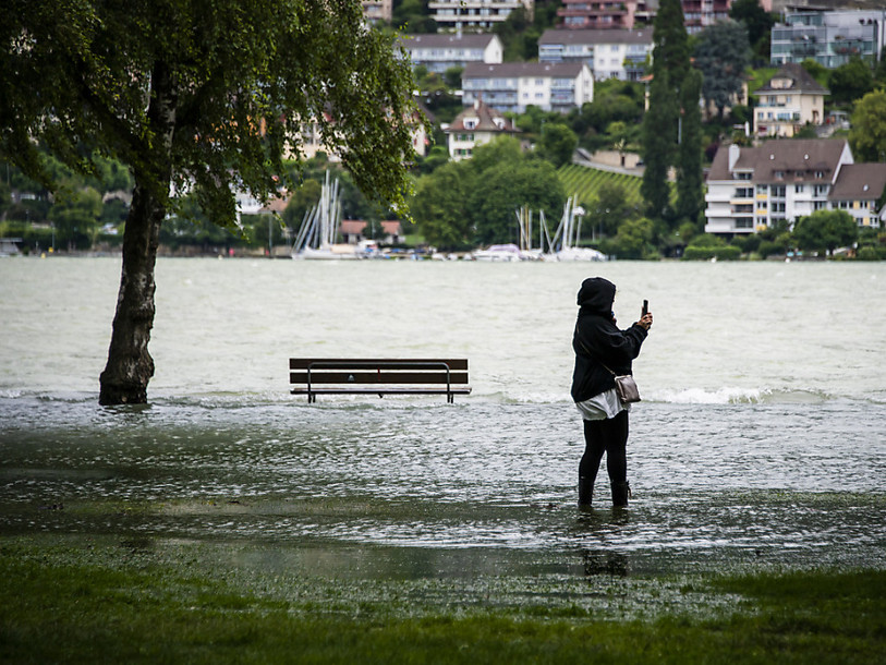 Le niveau du lac de Bienne a continué de monter pour dépasser jeudi son seuil de crue. (Photo : KEYSTONE / Jean-Christophe Bott).