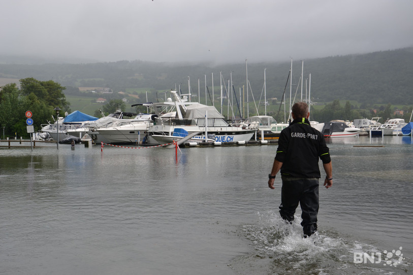 Le port du Landeron est submergé.