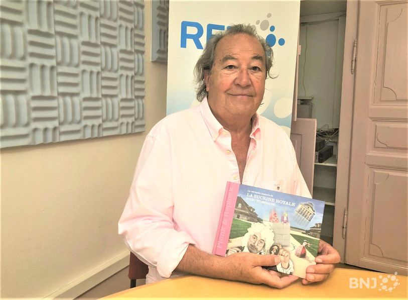 Le producteur Claude Stadelmann, co-auteur des aventures du personnage imaginaire Glucose, de Plonk & Replonk, pose ici avec le livre spécialement édité à l'occasion de l'exposition La Sucrine royale, à Arc-et-Senans.