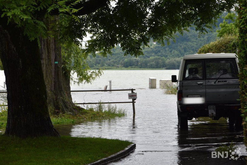 Le lac a pris ses quartiers sur les rives. 