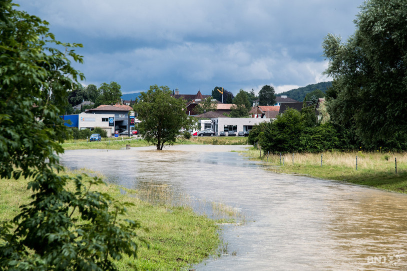 Les cours d'eau, ici le Creugenat à l'entrée de Porrentruy, pourraient à nouveau déborder en fonction de l'intensité des précipitations. (Photo : Georges Henz)