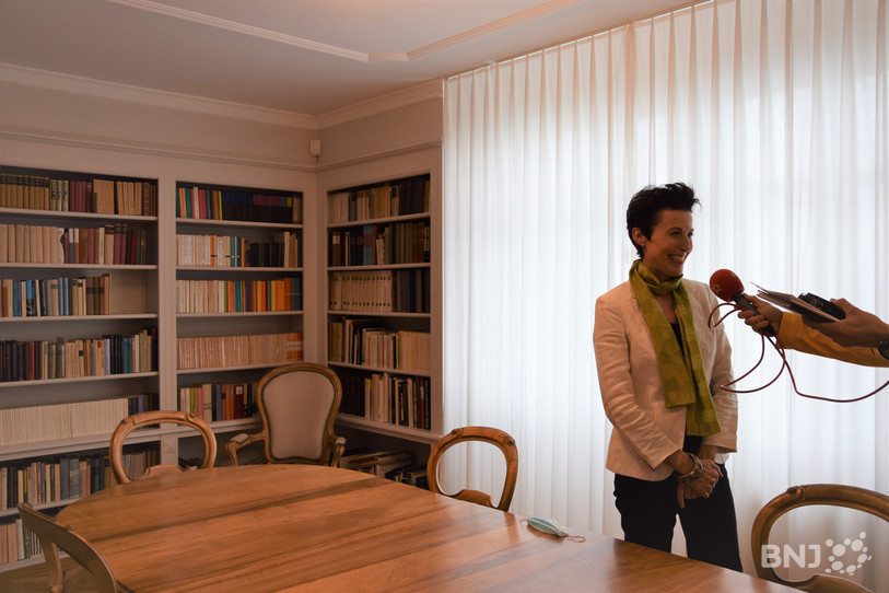 La directrice du Centre Dürrenmatt, Madeleine Betschart, a ouvert la porte de la bibliothèque aux médias.