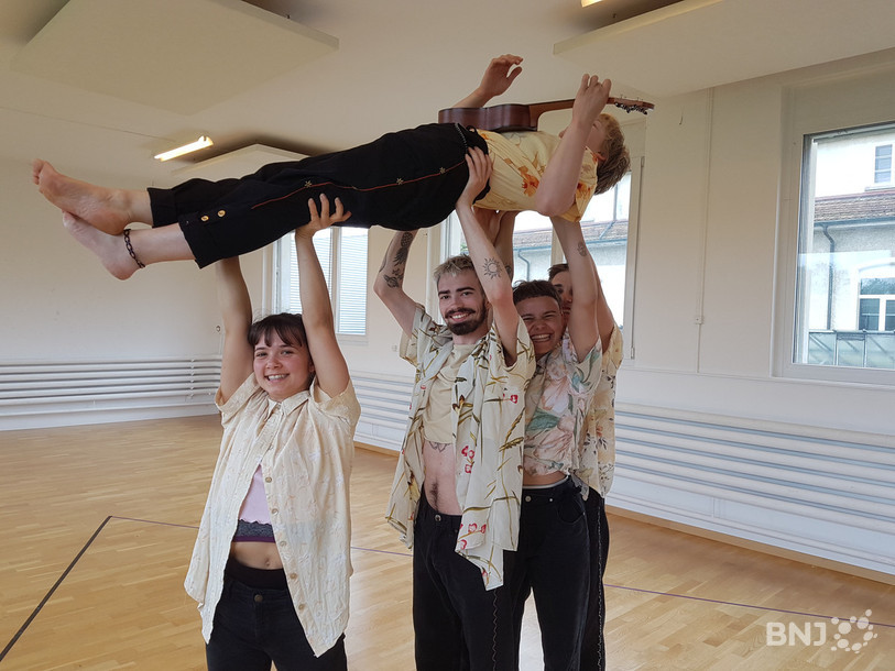 La troupe de la Lune Bleue, tout sourire dans sa résidence du Stamm Studio à Porrentruy, avant d'aller à la rencontre du public.