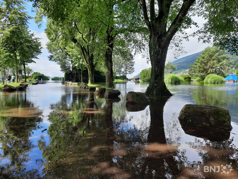 Le lac a débordé sur le chemin qui devrait mener à la rive...