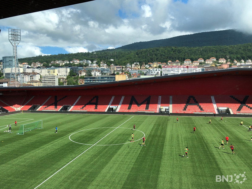 Le stade de la Maladière à Neuchâtel pourrait bénéficier d'une nouvelle pelouse dès cet été. (photo: archives)
