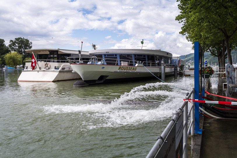 Des pompes rejettent l'eau du lac dans le port lors de la montée de l'eau du lac de Bienne suite aux fortes précipitations des derniers jours le vendredi 16 juillet 2021 à Bienne. (Photo : KEYSTONE).