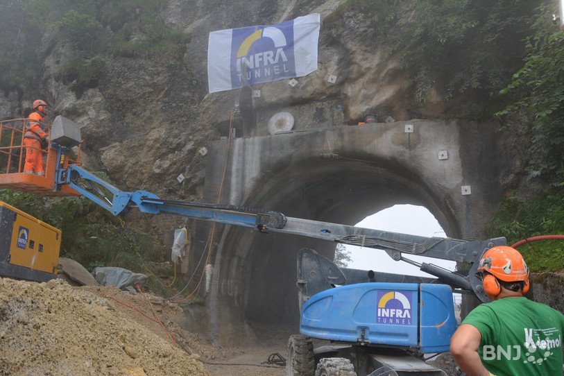Les ouvriers de l'entreprise Kdemol SA s'activent pour découper l'inscription historique, gravée sur la pierre, du tunnel de La Roche.
