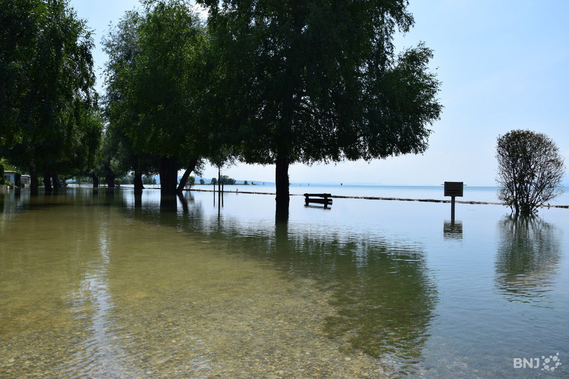 Le retrait des eaux pourrait causer des problèmes au niveau de l'effritement des rives et des chutes d'arbres. Ici, la plage de la Tène samedi après-midi.