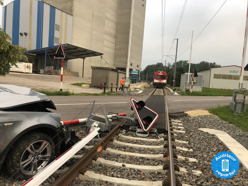 La voiture a cassé la barrière du passage à niveau de la ligne des CJ (photo: auditeur-reporter).