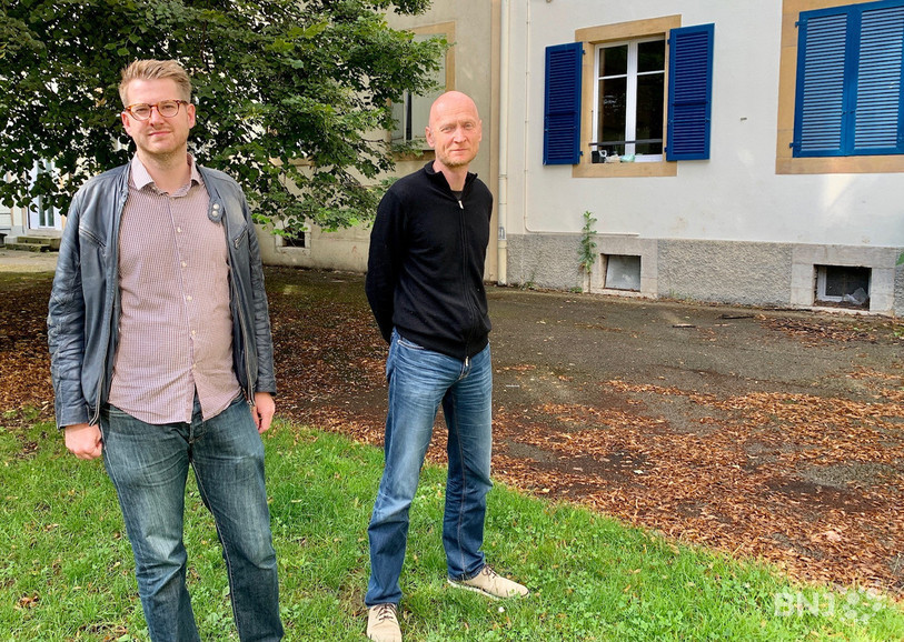A gauche, le conseiller national et président de la Croix-Rouge neuchâteloise Baptiste Hurni. A droite, le directeur de la Croix-Rouge neuchâteloise Robin Delisle.