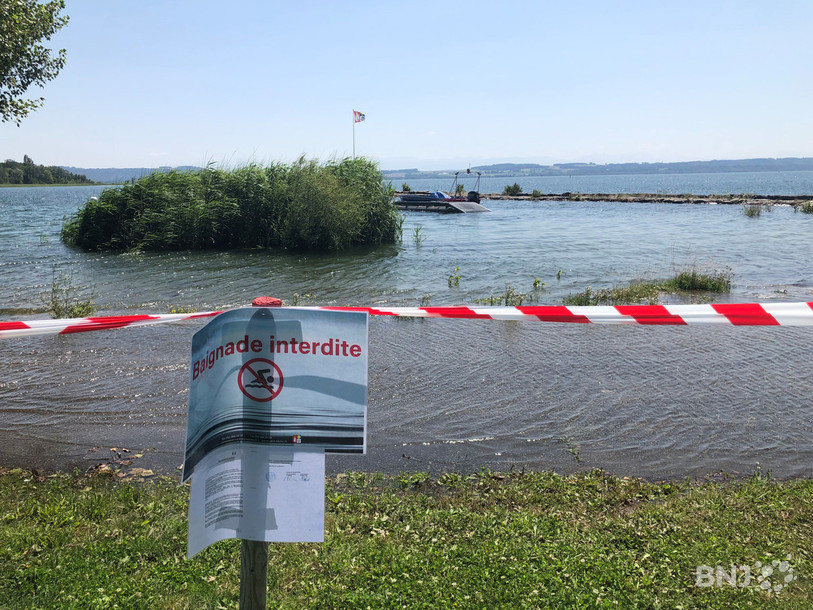 La baignade et la navigation sont toujours interdites. Le Canton de Neuchâtel doit communiquer mardi sur la suite des opérations.