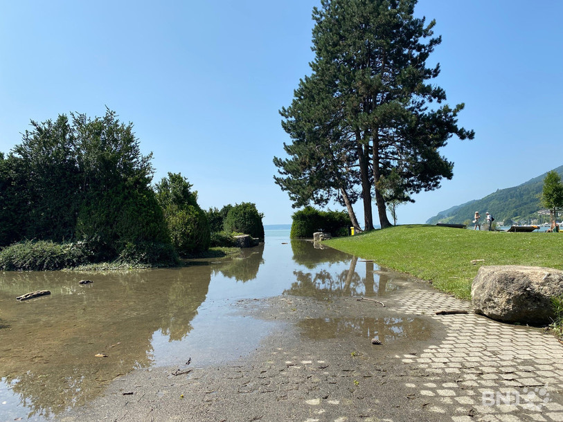 Le lac se retire gentiment, mais de nombreuses zones restent sous l'eau (ici au Strandboden à Bienne).