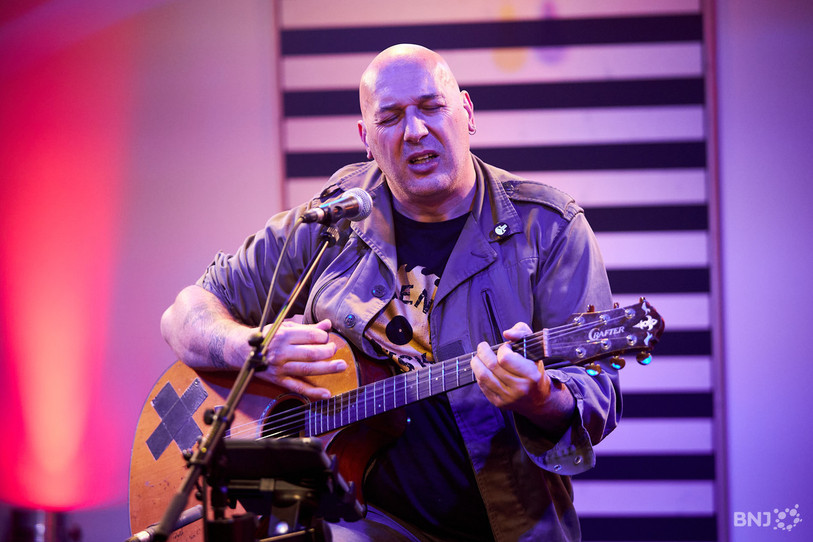 Christophe Meyer troque à nouveau sa guitare au profit de sa plume. (Photo : archives).
