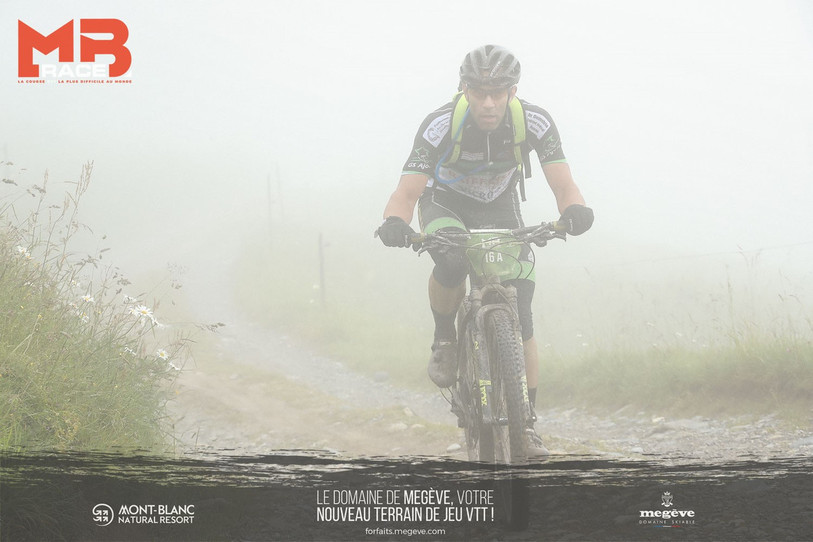 Ismaël Roth émerge du brouillard sur la MB Race Ultime.
