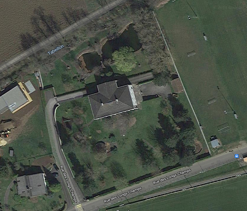 C'est sur les bords du Tabeillon, à côté du terrain annexe du FC Bassecourt, que quatre immeubles devraient prochainement être construits (photo : google maps).