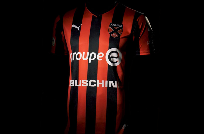 Le nouveau maillot de Xamax ressemble aux tuniques issues des années fastes du club. (Photo: Neuchâtel Xamax).