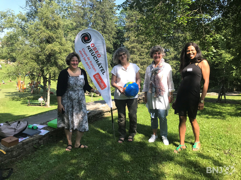 Coordinatrice et formatrices attendent les participants au cours de français dans les parcs de Neuchâtel et de La Chaux-de-Fonds. Dans la Métropole horlogère, c'est le Bois du Petit-Château qui sert de salle de classe. 