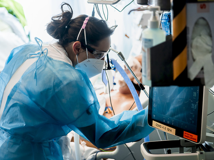 L'octroi d'une prime Covid au personnel de santé pose certains problèmes pratiques et financiers, selon le Gouvernement jurassien. (Photo : archives KEYSTONE / Jean-Christophe Bott).